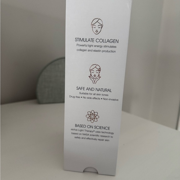 Light Therapy Lip Care Anti-Aging Treatment - Picture 4 of 9